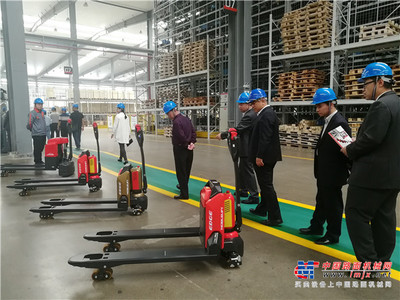 中國(guó)工程機(jī)械工業(yè)協(xié)會(huì)百余家企業(yè)嘉賓觀摩諾力智能工廠